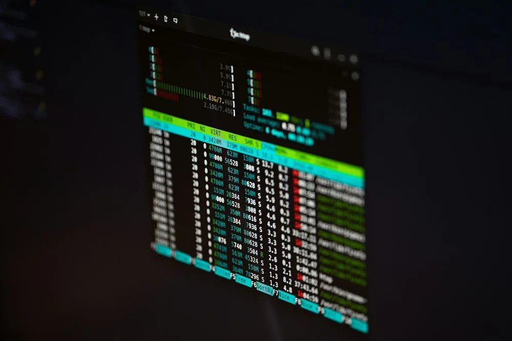 Layar terminal menampilkan baris teks perintah di ruang server