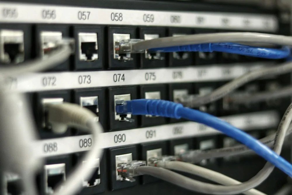 Panel jaringan dengan kabel ethernet tersusun rapi
