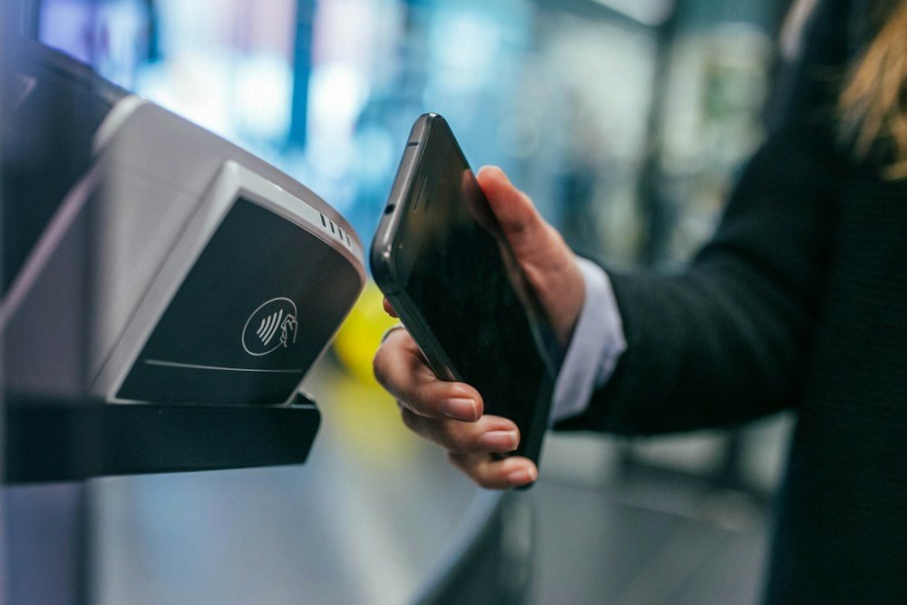 Ponsel menampilkan halaman pembayaran belanja daring