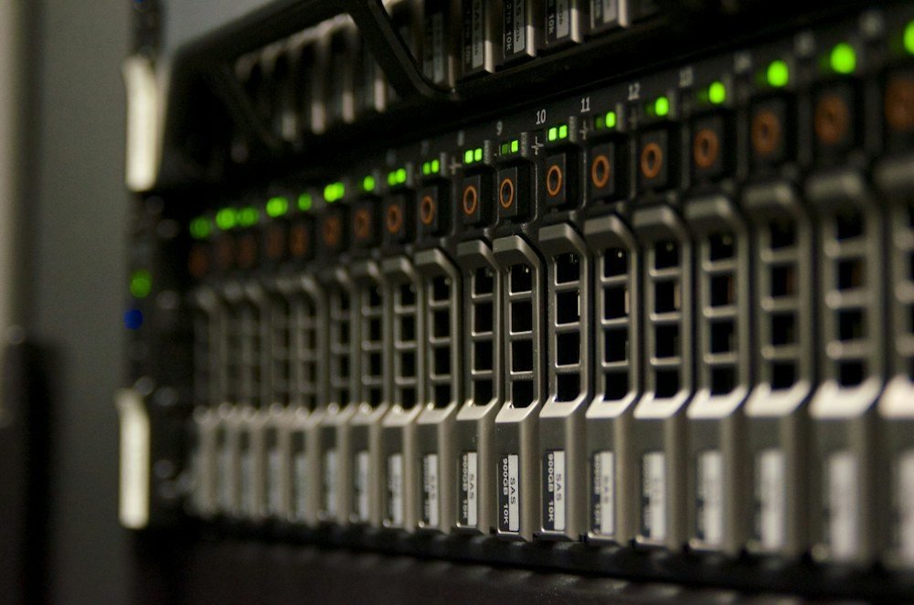 Barisan rak server menyala di dalam ruang pusat data