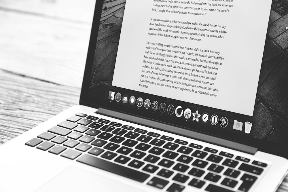 Layar menampilkan dokumen artikel yang sedang disunting
