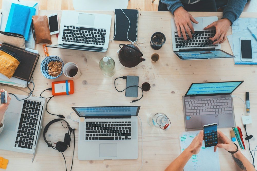 Tim pemasaran digital berdiskusi di depan layar bersama