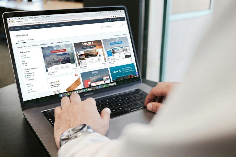Seseorang membandingkan dua pilihan di layar laptop