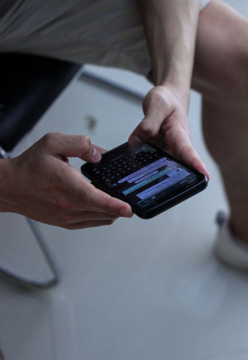 Seseorang mengobrol dengan asisten AI di layar ponsel