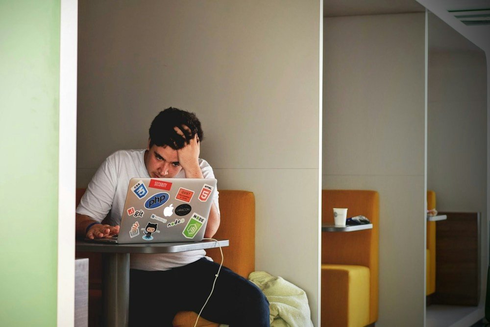 Seseorang menatap layar laptop dengan ekspresi kecewa