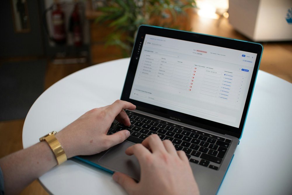 Layar komputer menampilkan formulir online yang diisi