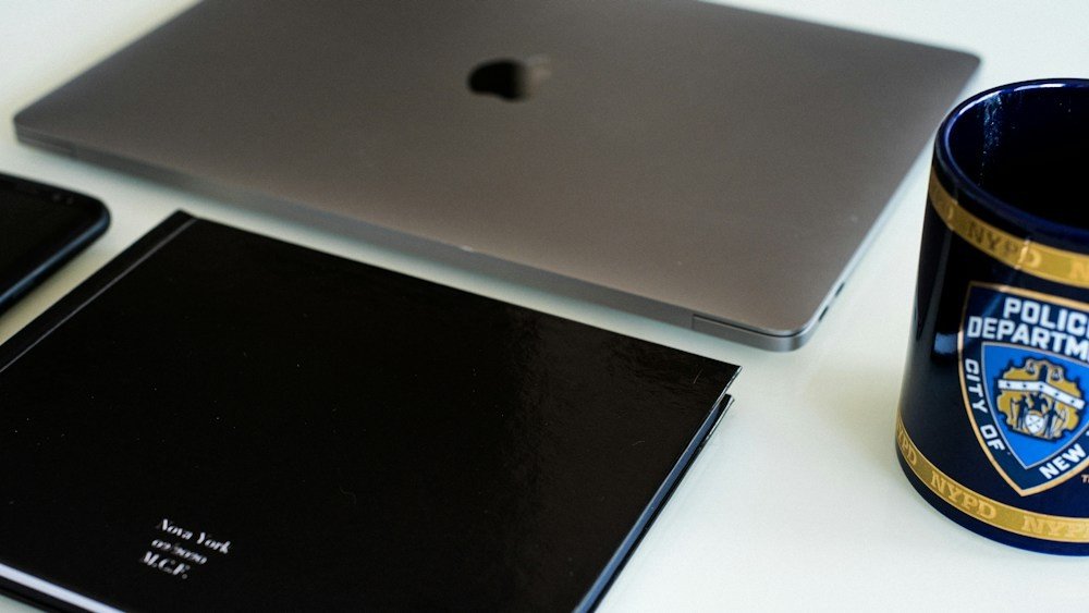 Meja kerja petugas dengan laptop dan dokumen di kantor kepolisian