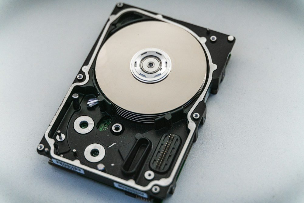 Hard disk eksternal di atas meja untuk penyimpanan cadangan