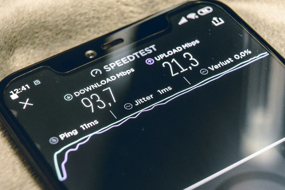 Ponsel menampilkan aplikasi pengukur kecepatan internet