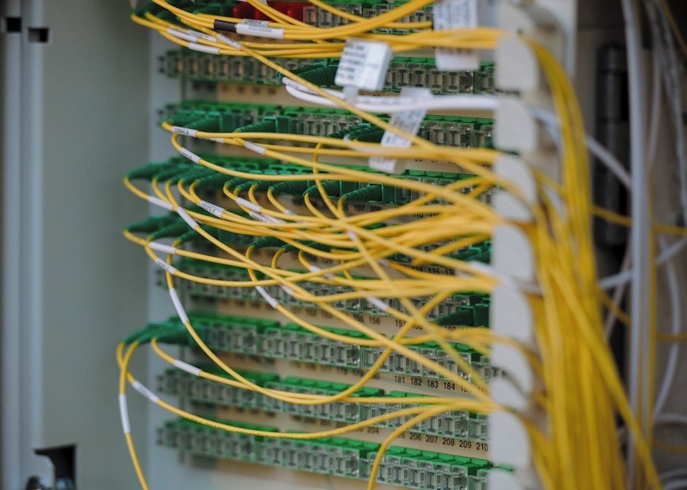 Ruang server dengan rak perangkat jaringan bercahaya