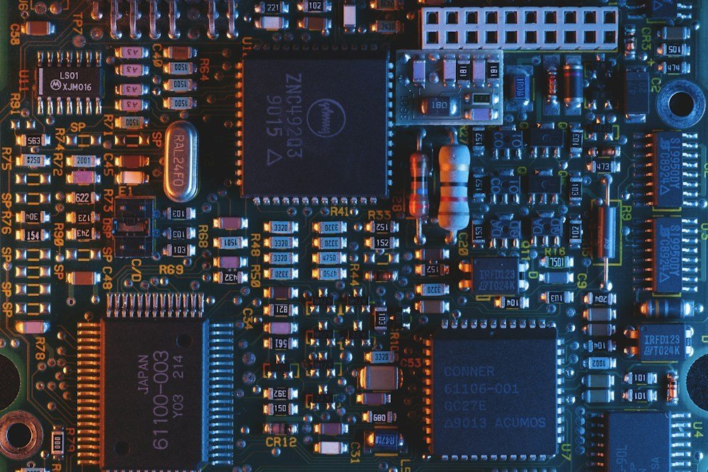 Komponen mikrocip dan sirkuit elektronik terintegrasi