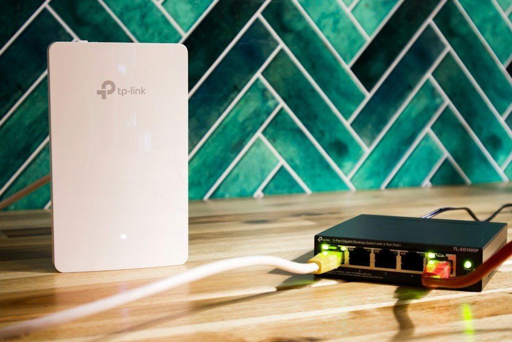 Perangkat router nirkabel jaringan internet dengan lampu indikator aktif