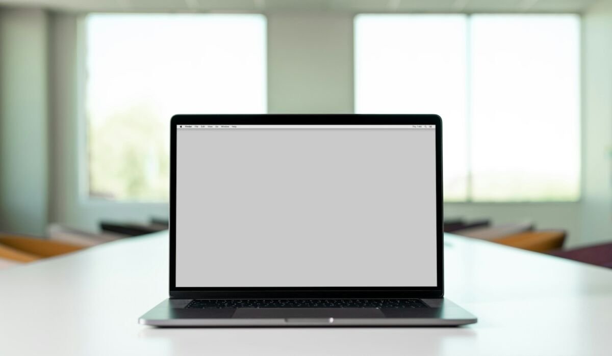 Tampilan tata letak website profesional pada layar laptop modern