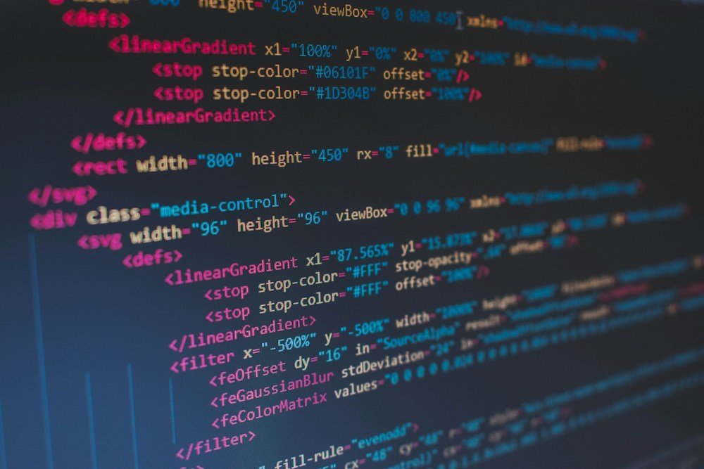 Penulisan kode CSS dan styling website di editor teks komputer