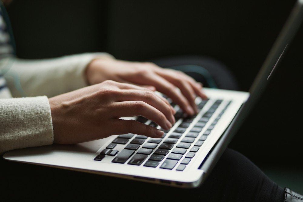 Pengguna mengetikkan kata sandi keamanan di keyboard laptop
