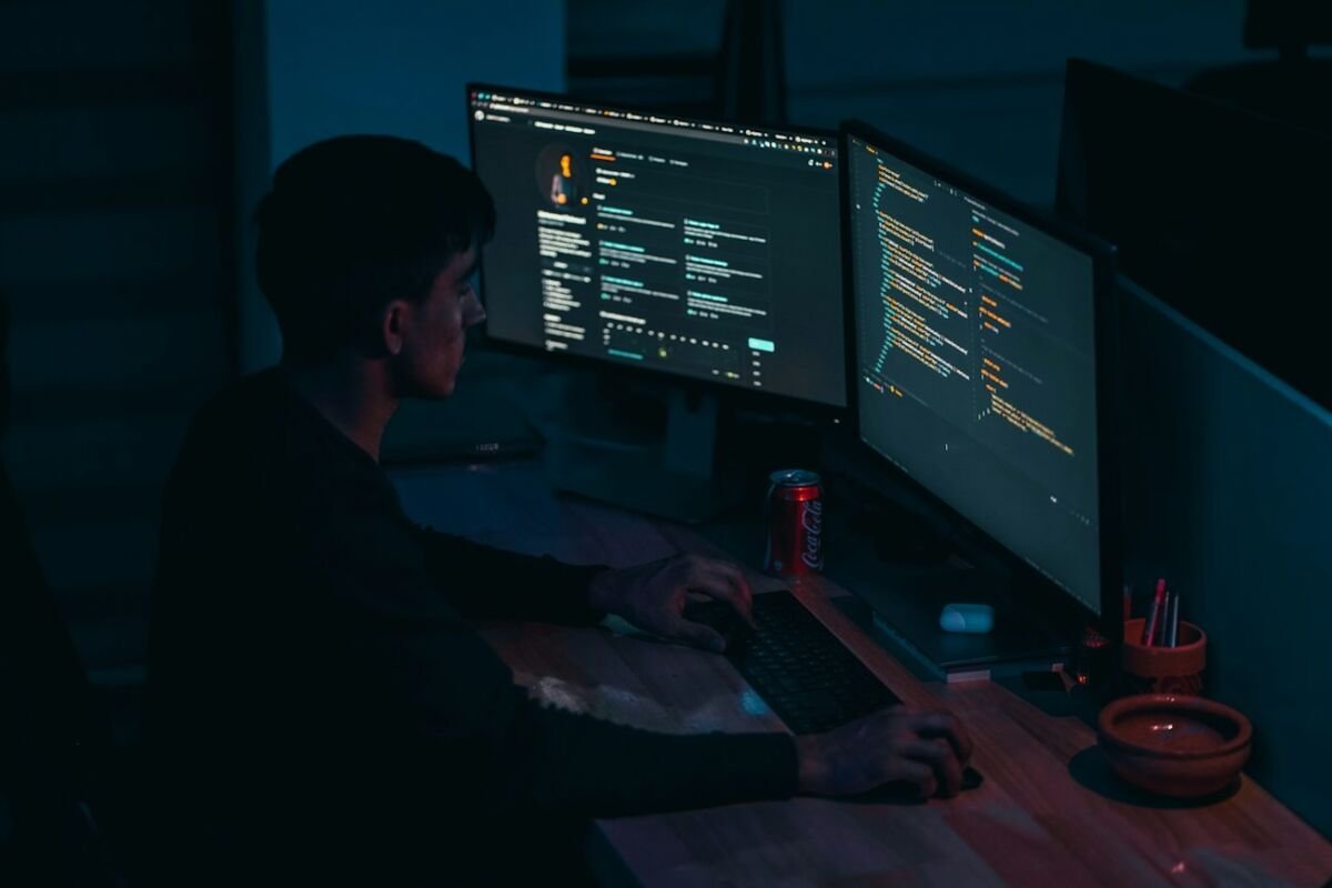 Insinyur teknologi melakukan iterasi kode di lingkungan kerja kreatif