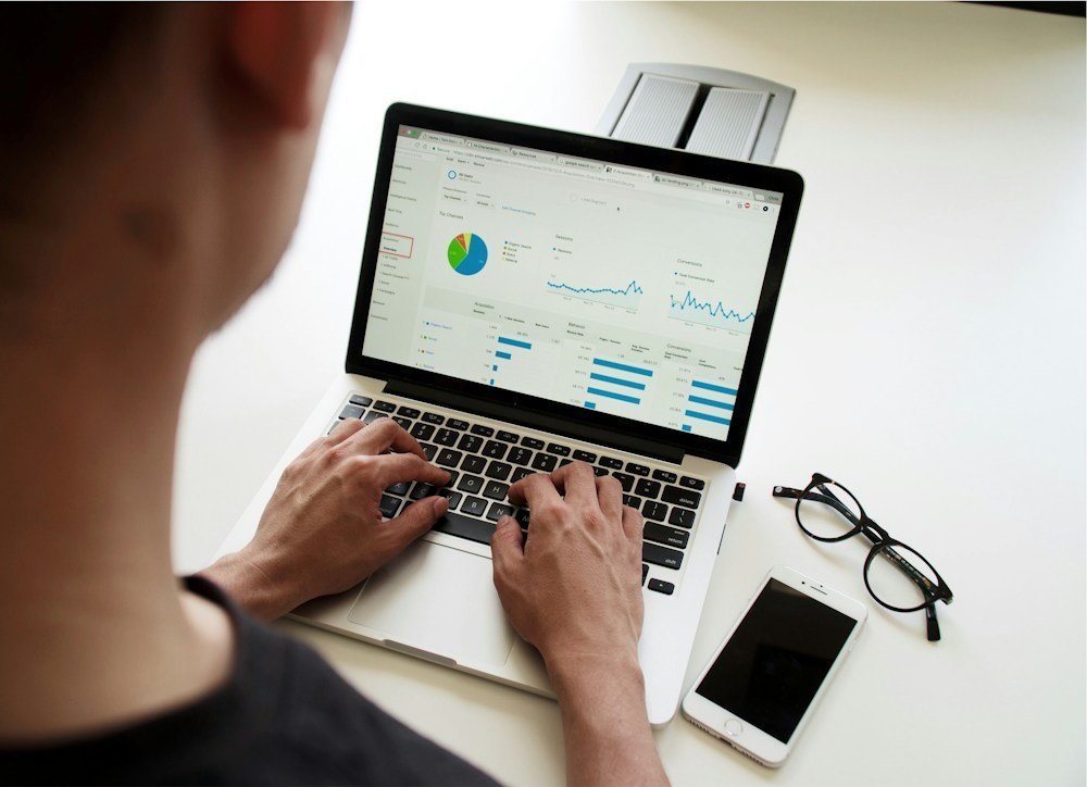 Grafik performa rasio klik-tayang dan interaksi pengunjung situs web