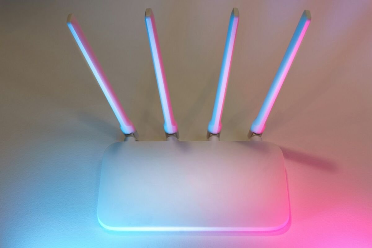Perangkat router pemancar sinyal WiFi dengan filter perlindungan akses
