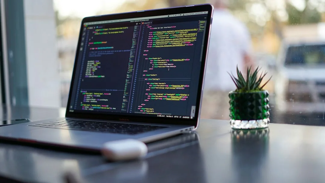 Pengaturan konfigurasi berkas server web pada editor teks laptop pengembang