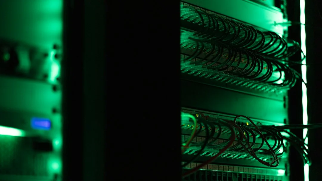 Pusat data server hosting penyedia layanan web dan sistem proteksi digital