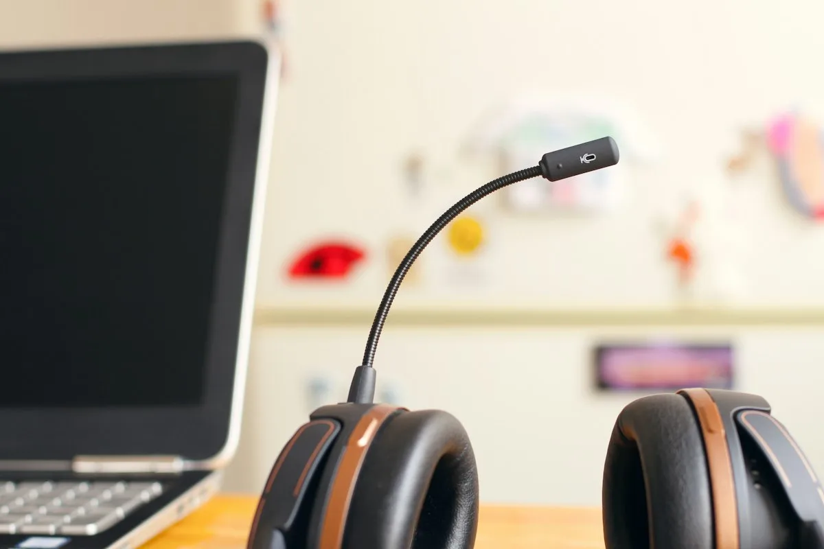 Staf dengan headset menangani panggilan pelanggan dari AI