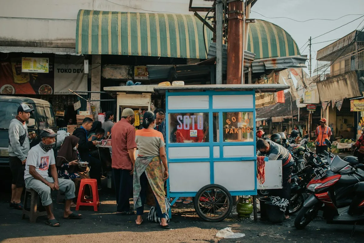 Pelaku UMKM Indonesia menerima telepon dari pelanggan baru