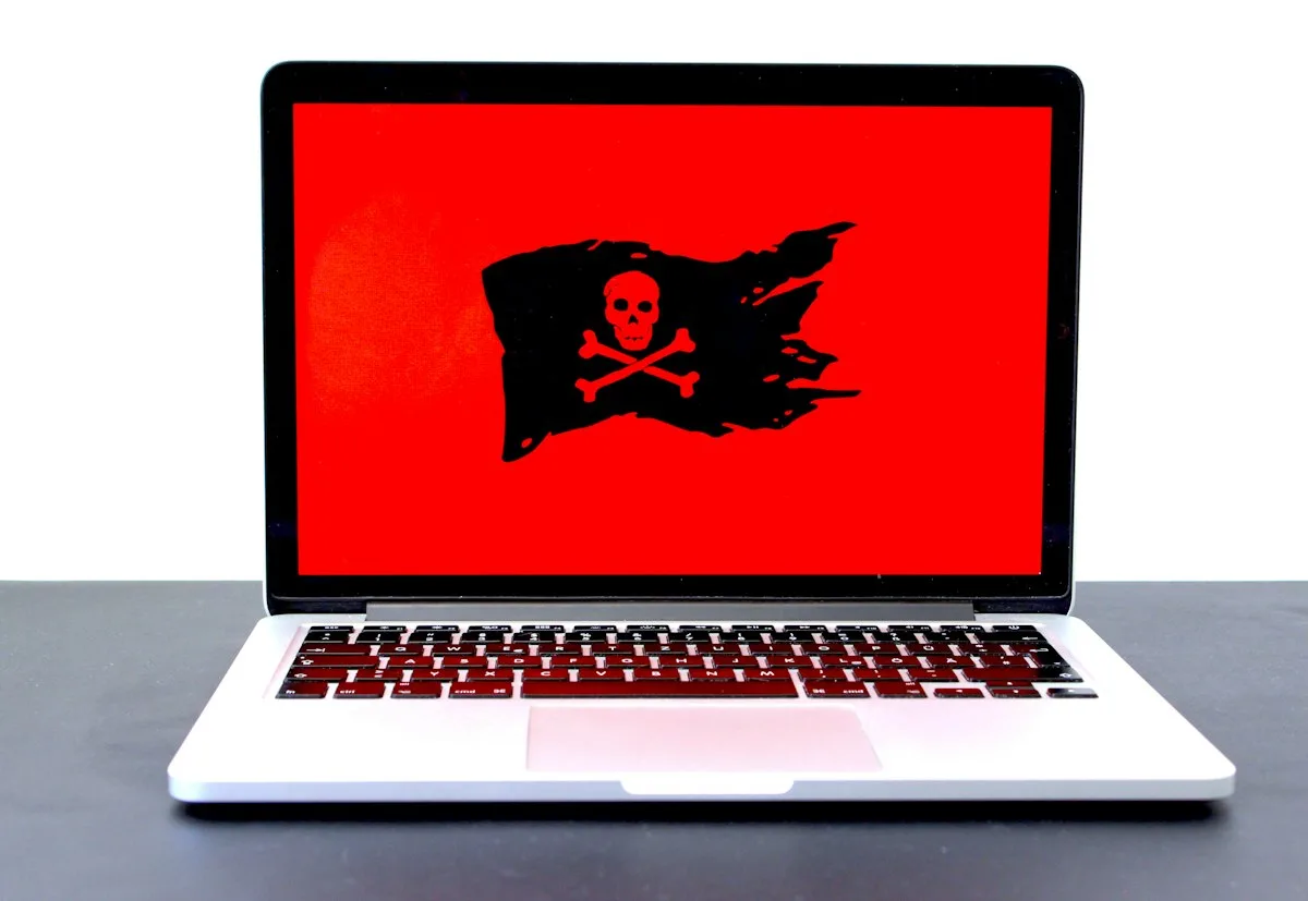 Jendela browser menampilkan halaman phishing dengan domain chatgpt.com palsu dan tombol Verify Now yang menipu